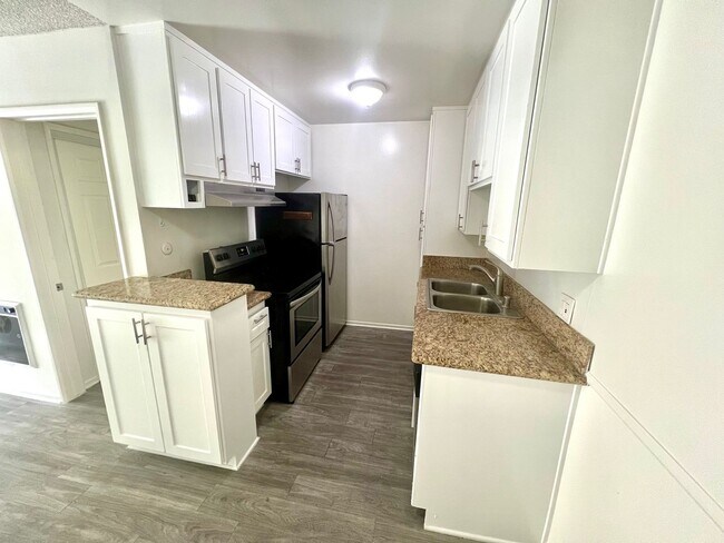 Building Photo - One Bedroom with Pool View - One Month Free!