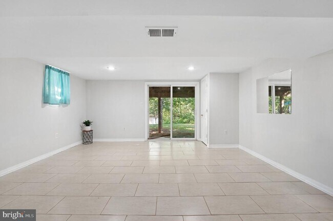 Building Photo - 229 Cabbel Dr