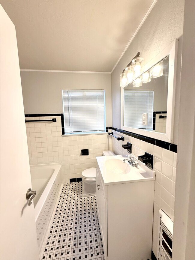 Building Photo - Awesome 3BD 2BA Home with HUGE Primary Bedroom in Lakewood Addition!!