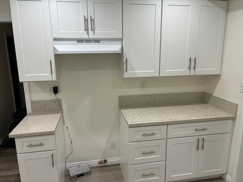 Building Photo - 12300 Manor Dr