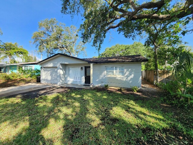 Building Photo - Charming 2 Bed 2 Bath Beachside Home