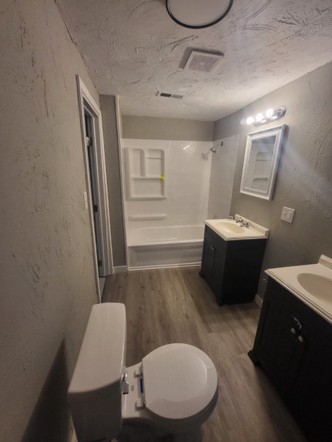 Building Photo - 3 bedroom, 1 bathroom home located in Jopl...