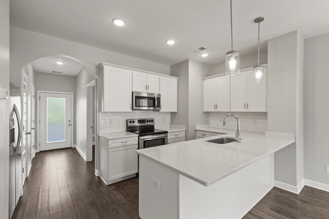 Building Photo - Luxury End-Unit Townhome Near 386 & Long Hollow Pike | Designer Finishes, Prime Location & Mainte...