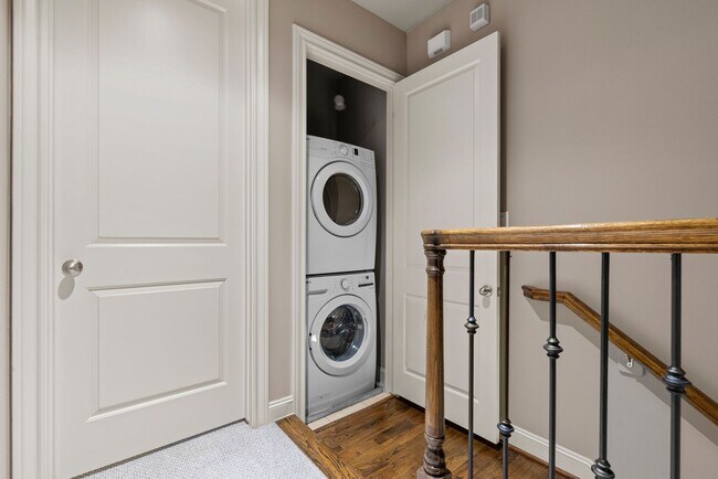 Building Photo - Luxury Townhouse in Fannin Station
