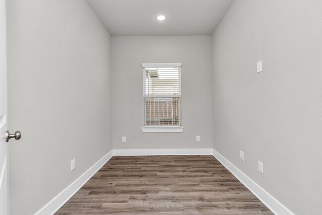 Building Photo - 21019 Bay Vlg Dr