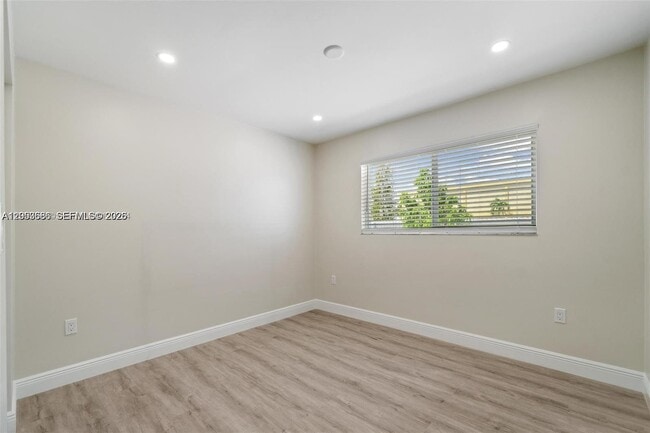 Building Photo - 330 W 74th Pl