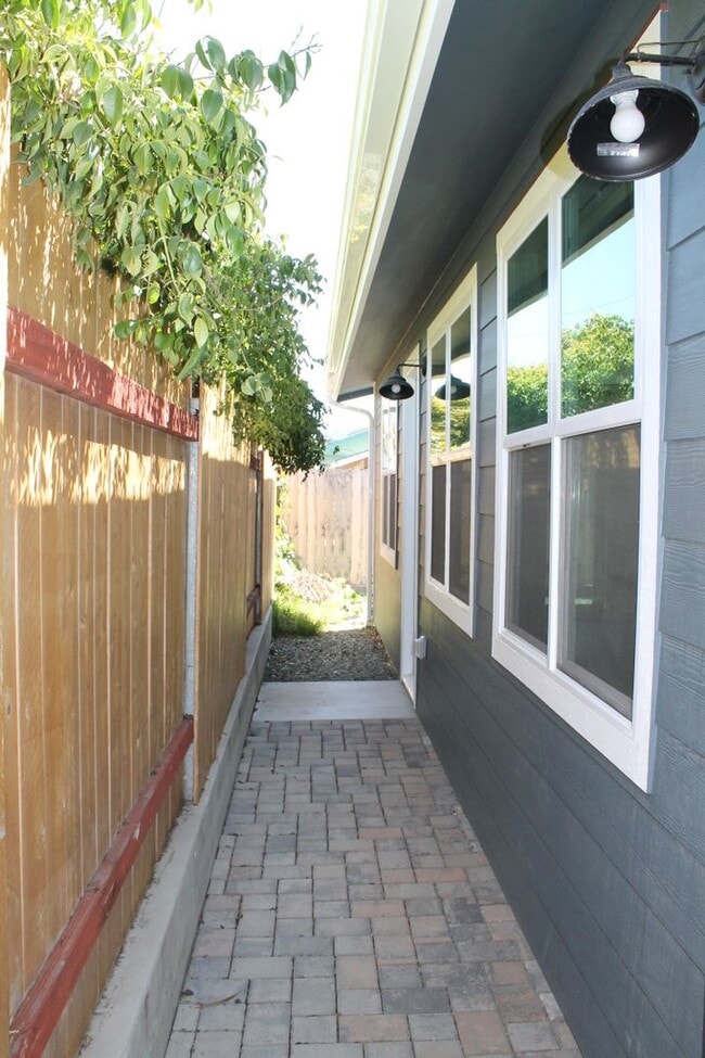 Building Photo - New and clean rear unit in duplex