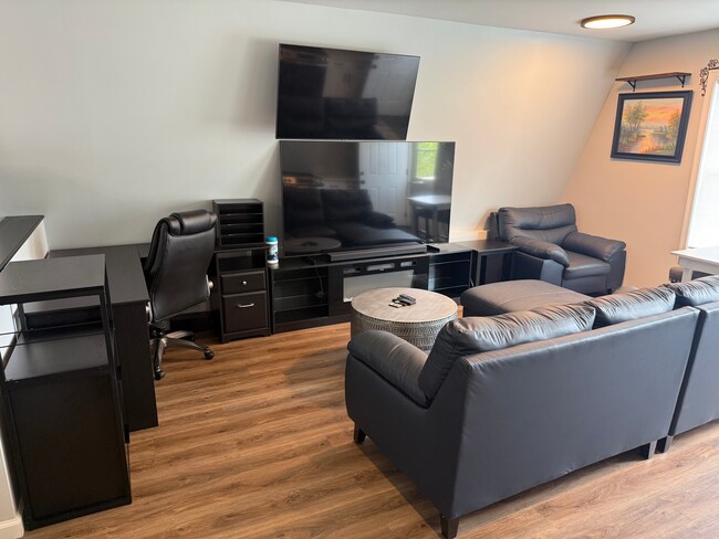 Building Photo - Modern Detached (ADU) Efficiency Apartment