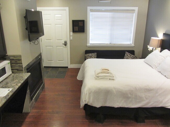 Room - 4069 Cedar Ave