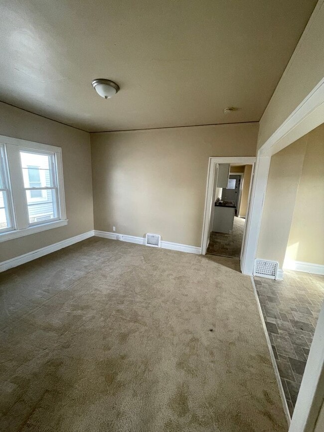 Building Photo - HUGE 4 Bedroom Apartment
