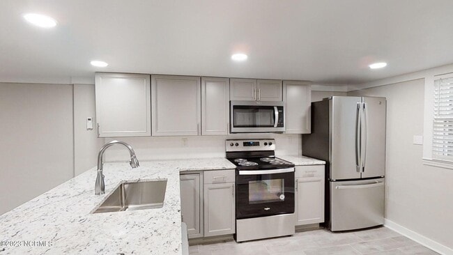 Building Photo - 1255 Central Dr