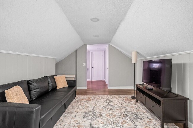 Building Photo - 325 N Bancroft St