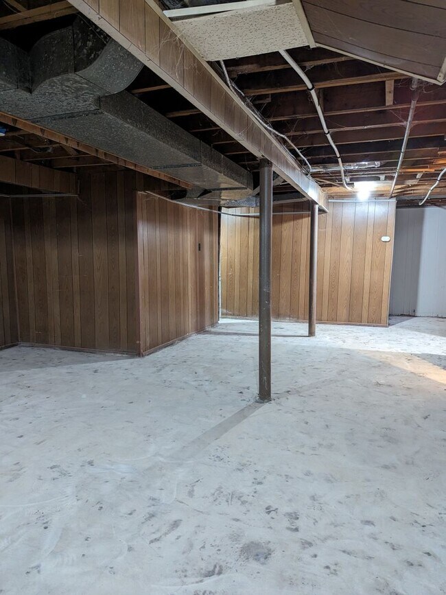Building Photo - 18255 Oakfield Ave