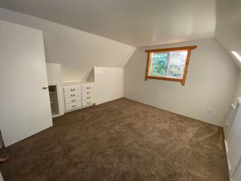 Building Photo - 54374 Valley-View