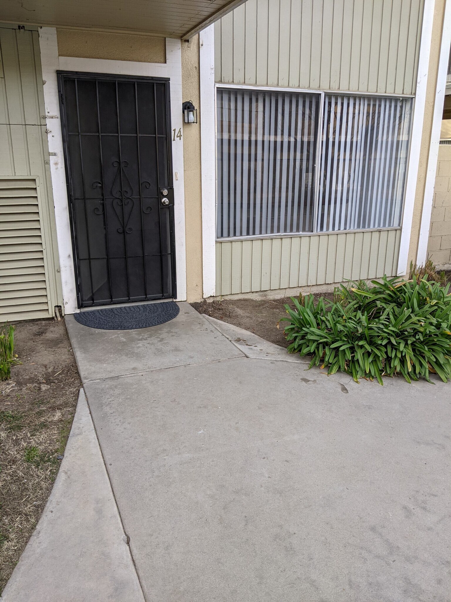 Security Screen on entry - 3334 N Fruit Ave