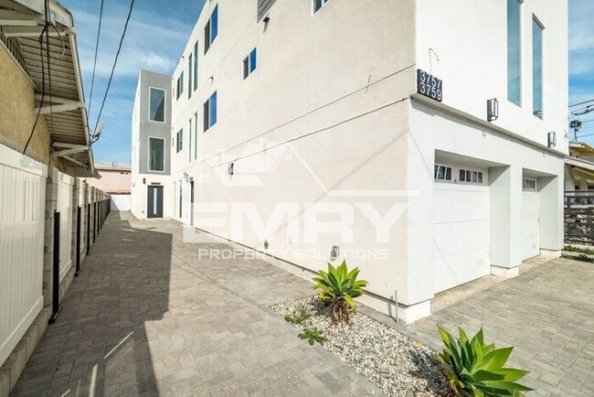 Building Photo - Student Accommodation Los Angeles CA 90018