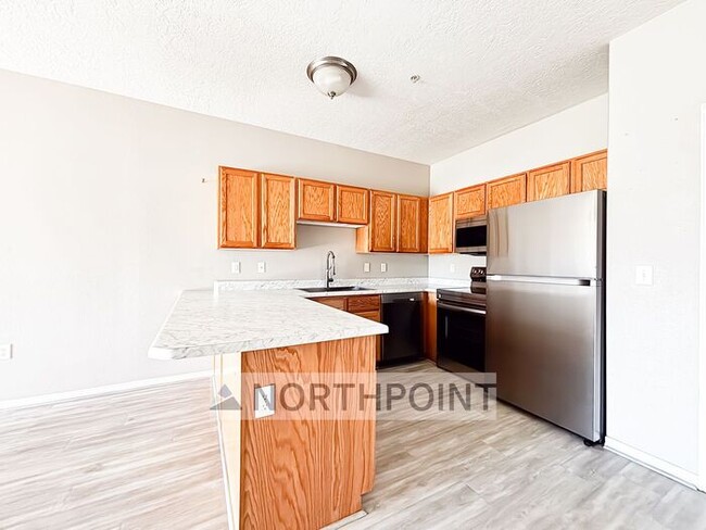 Building Photo - 2 Bed 2 Bath Condo - 9 foot ceilings with Mountain Views from deck!