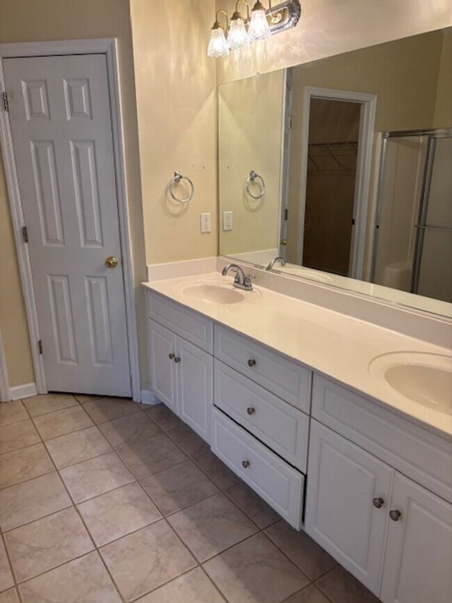 Building Photo - AVAILABLE NOW - 3 Bedroom 2.5 Bath Home in North Augusta!