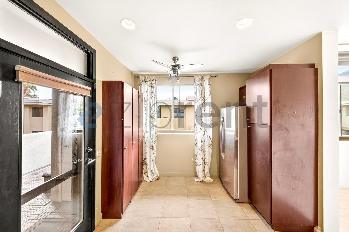 Building Photo - 1010 E Palm Canyon Dr