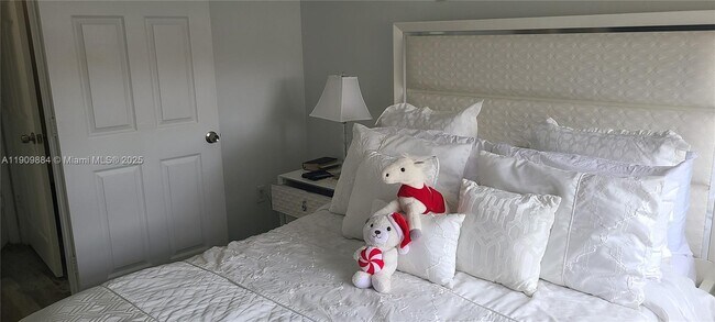 Building Photo - 220 SW 116th Ave