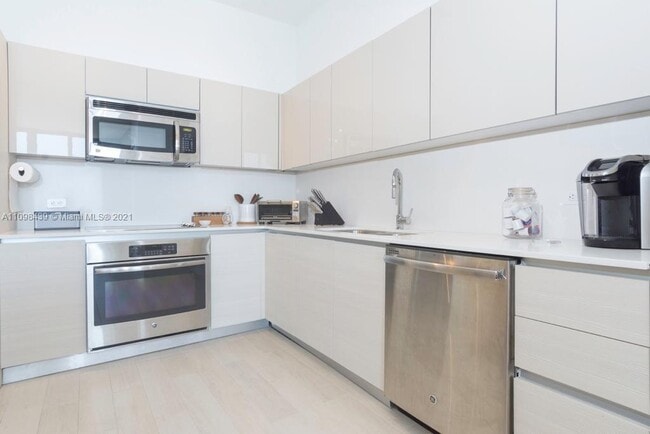 Building Photo - 2602 E Hallandale Beach Blvd