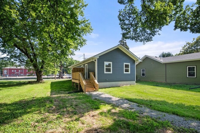 Building Photo - 2 Bedroom 1 Bath House in Clarksville