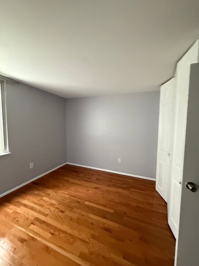 Building Photo - 2 Bedroom, 1.5 Bath, Pet Friendly Gas Heat Outside porch