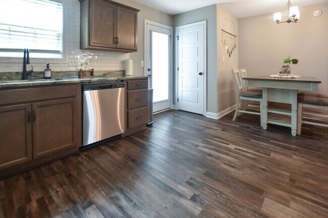 Building Photo - Pet Friendly Three Bedroom!