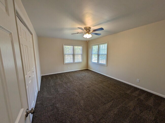 Building Photo - 423 S Bristow Ave
