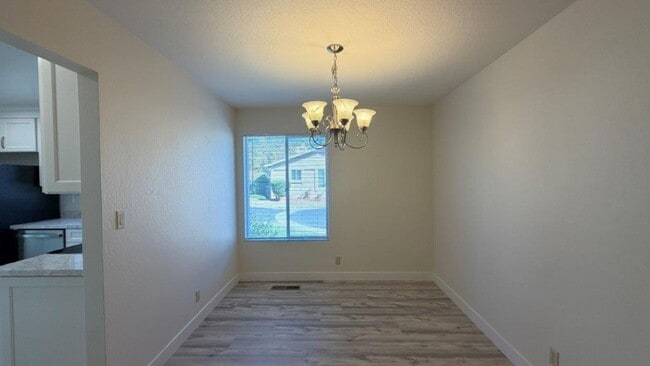 Building Photo - 554 Mt Dell Dr