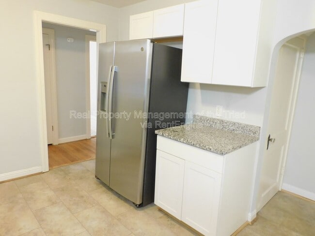 Building Photo - 3713 N Cherry St