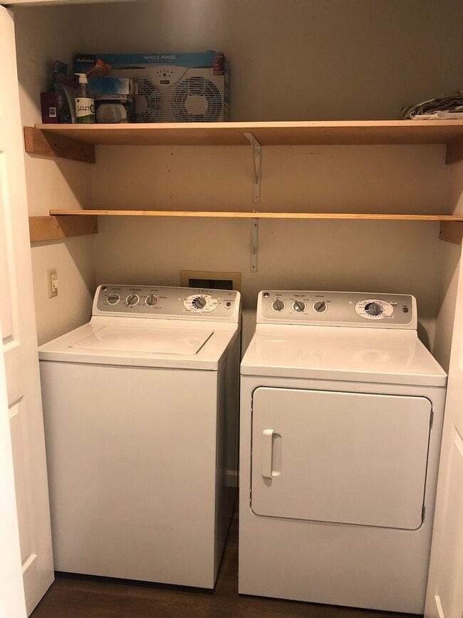 Building Photo - 3bd/2ba Issaquah Condo