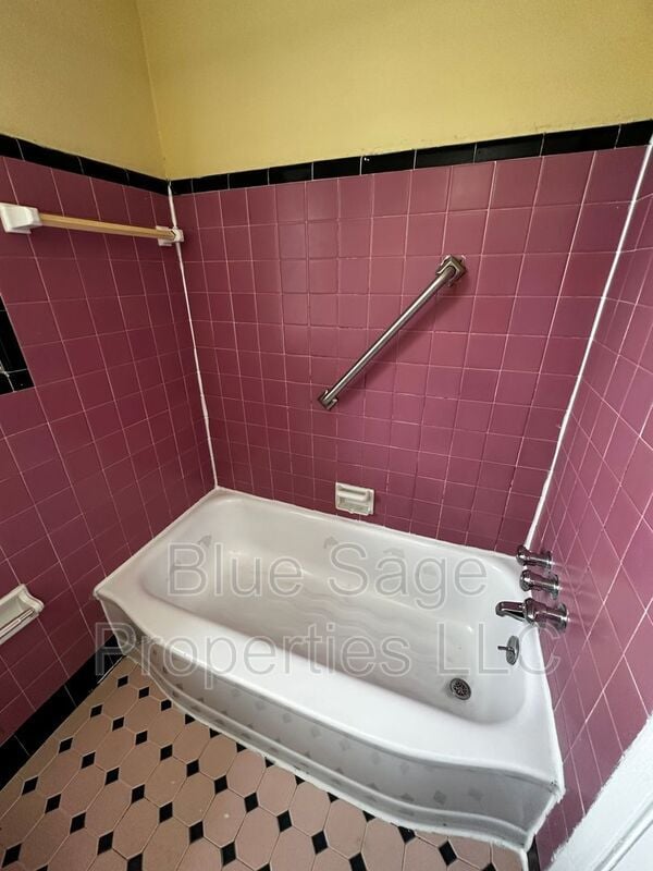 Building Photo - 1500 Llanwellyn Ave