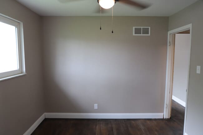 Building Photo - 1661 W Highview Dr