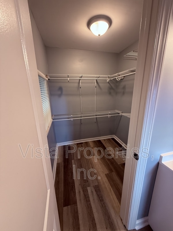 Building Photo - 538 University Ave