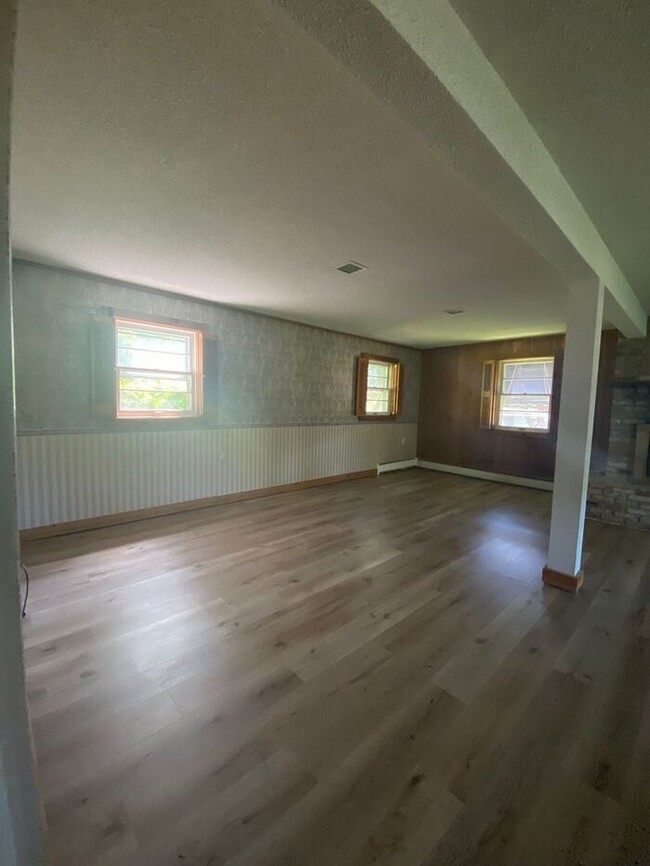 Building Photo - $2,100 | 4 Bedroom, 2 Bathroom Multi Floor...