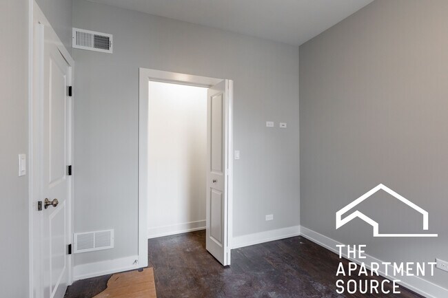 Building Photo - 3135 N Oakley Ave