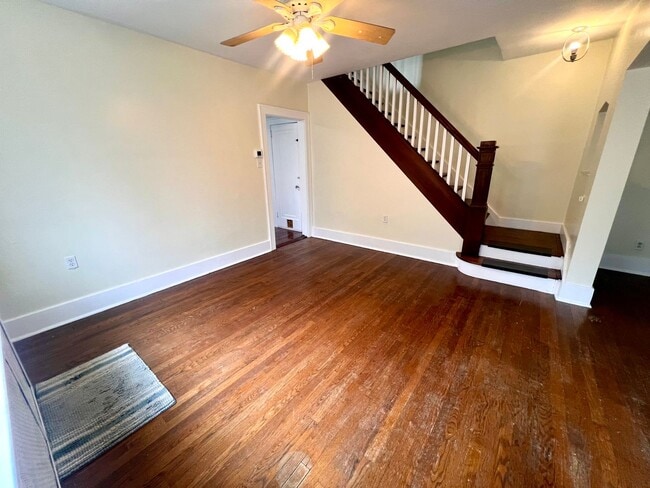 Building Photo - Spacious Home - 3 bedroom 1 bath - Squirre...