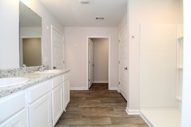 Building Photo - Spacious 4-Bed, 2-Bath East Milton Home with 2-Car Garage, Open-Concept Kitchen, Primary Suite, F...