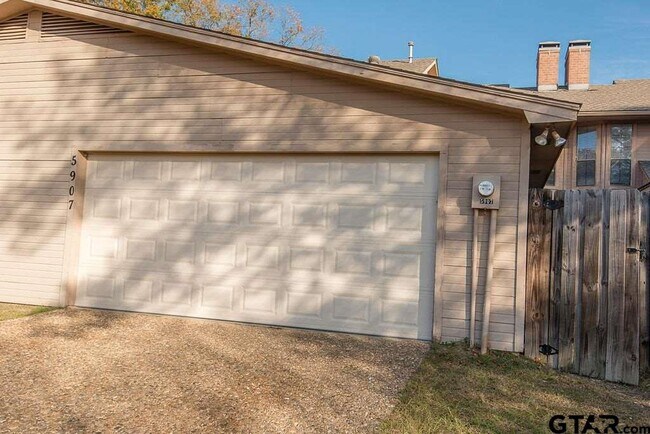 Building Photo - 5907 Hollytree Dr