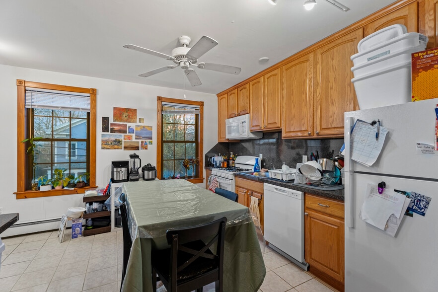 Kitchen with table - 35 Eld St