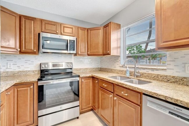 Building Photo - 1016 W Lakewood Rd