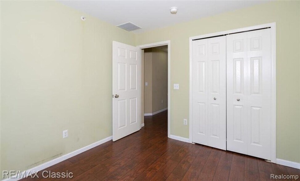 Building Photo - 3072 Schoolhouse