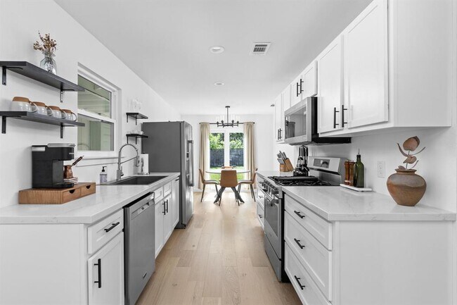 Building Photo - 5803 Blythewood Dr
