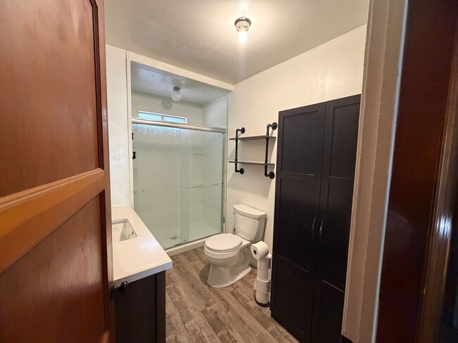 Building Photo - 2 Bedroom 1 Bath Super Cute.