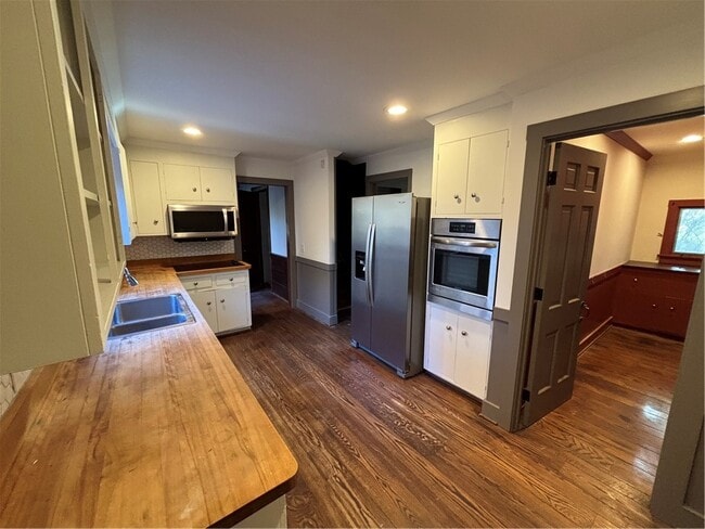 Building Photo - 930 W Bloomfield Rd