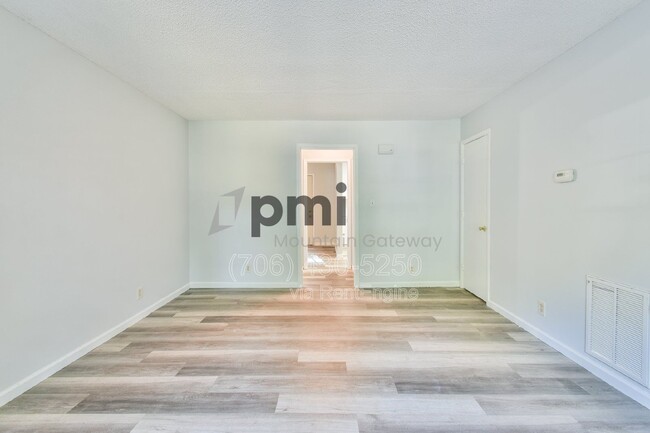 Building Photo - 42 Greenwood Cir