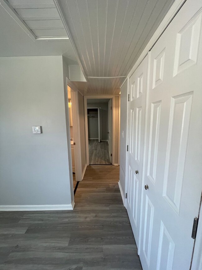 Building Photo - Freshly Renovated 3 Bedroom Ranch with Mod...