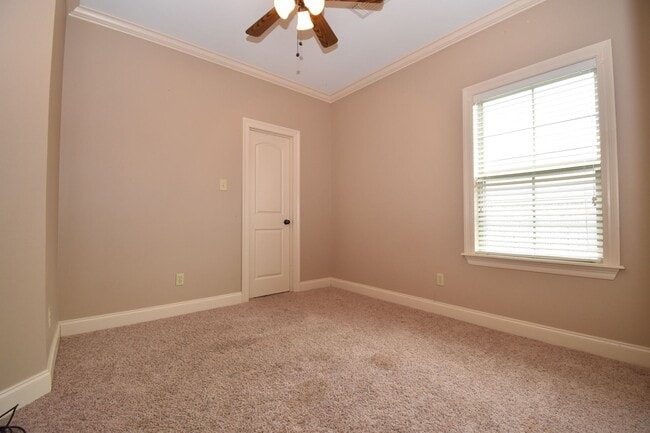 Building Photo - Spacious 3 Bedroom, 2 Bath Home