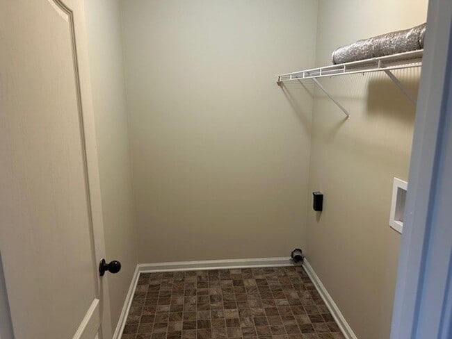 Building Photo - 972 Silty Dr